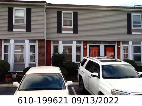 912 Worthington Woods Blvd #10, Columbus, OH 43085
