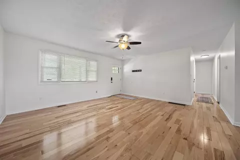 Living - 4617 Zuber Rd, Orient, OH 43146 photo 2 of 3