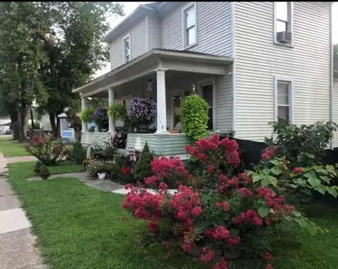 18 S High St, Glouster, OH 45732