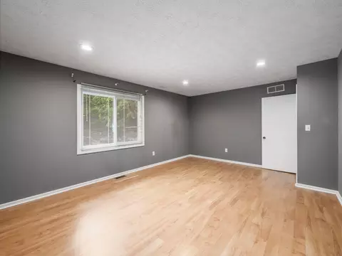 Living - 5314 Roscommon Rd, Dublin, OH 43017 photo 10 of 10