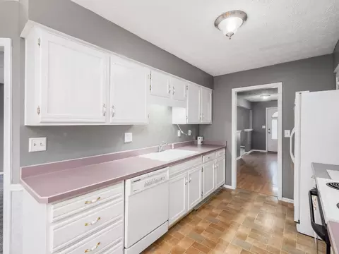 Kitchen - 5314 Roscommon Rd, Dublin, OH 43017 photo 3 of 4