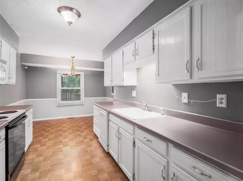 Kitchen - 5314 Roscommon Rd, Dublin, OH 43017 photo 2 of 4
