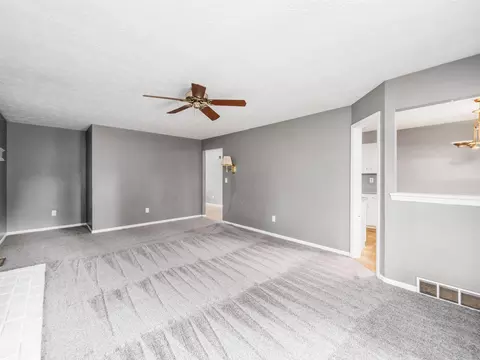 Living - 5314 Roscommon Rd, Dublin, OH 43017 photo 6 of 10