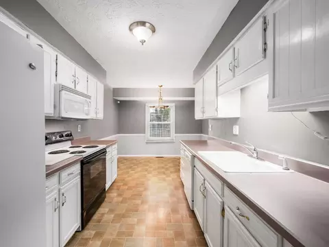 Kitchen - 5314 Roscommon Rd, Dublin, OH 43017 photo 1 of 4