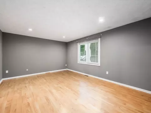 Living - 5314 Roscommon Rd, Dublin, OH 43017 photo 8 of 10
