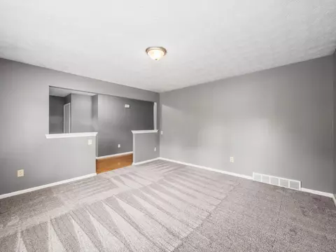 Living - 5314 Roscommon Rd, Dublin, OH 43017 photo 2 of 10