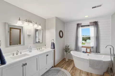 Bath - 3475 Kenerly St, Springfield, OH 45502 photo 2 of 5