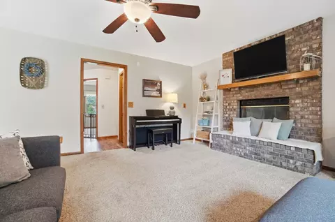 Living - 3475 Kenerly St, Springfield, OH 45502 photo 3 of 5