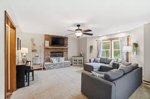 Living - 3475 Kenerly St, Springfield, OH 45502 photo 2 of 5