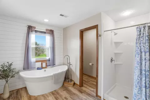 Bath - 3475 Kenerly St, Springfield, OH 45502 photo 4 of 5