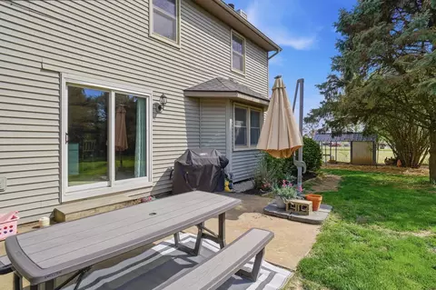 Exterior - 3475 Kenerly St, Springfield, OH 45502 photo 6 of 9