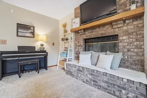 Living - 3475 Kenerly St, Springfield, OH 45502 photo 4 of 5
