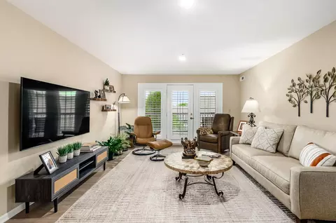 5935 N High St #304, Worthington, OH 43085