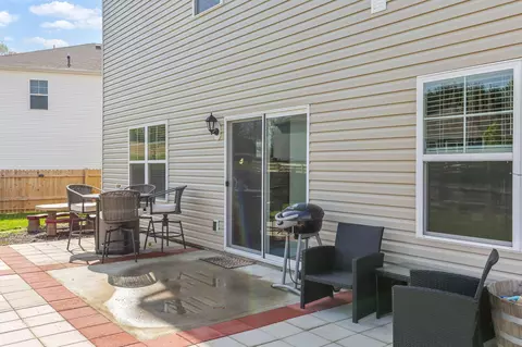 Exterior - 386 Kells Ct E, Newark, OH 43055 photo 5 of 8