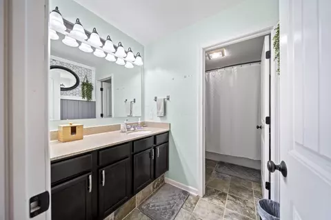 Bath - 502 Rolling Acre Dr, Lithopolis, OH 43136 photo 2 of 6