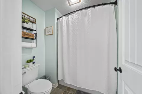 Bath - 502 Rolling Acre Dr, Lithopolis, OH 43136 photo 3 of 6