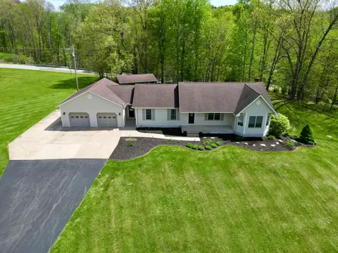 8600 Honeysuckle Dr, Dresden, OH 43821