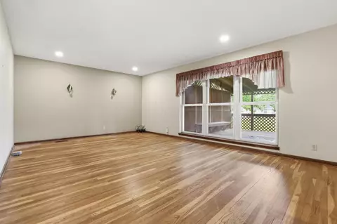 Living - 1003 Lynwood Ave, Circleville, OH 43113 photo 1 of 6