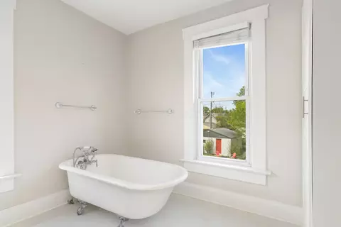 Bath - 334 E Morrill Ave, Columbus, OH 43207 photo 5 of 6