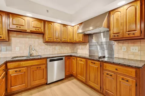 Kitchen - 1978 Timberlake Dr, Delaware, OH 43015 photo 2 of 5