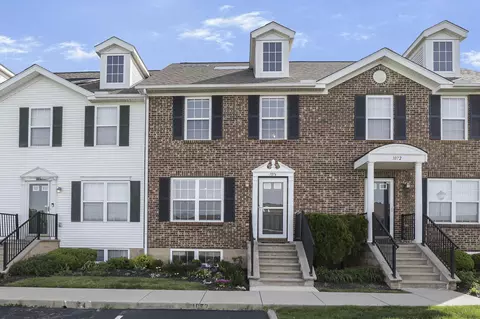 1074 Shady Lake Dr, Columbus, OH 43228