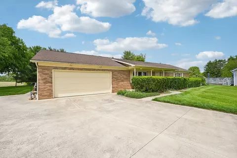 Exterior - 676 Fairlawn Dr, Circleville, OH 43113 photo 3 of 12