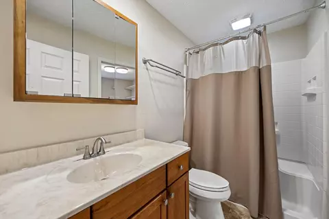 Bath - 676 Fairlawn Dr, Circleville, OH 43113 photo 3 of 3