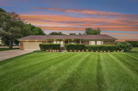 Exterior - 676 Fairlawn Dr, Circleville, OH 43113 photo 2 of 12