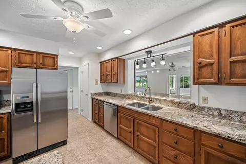 Kitchen - 676 Fairlawn Dr, Circleville, OH 43113 photo 4 of 5