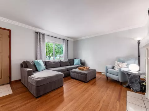 Living - 3186 Mountview Rd, Columbus, OH 43221 photo 2 of 7