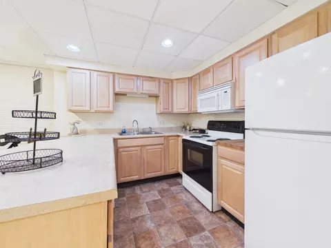 Kitchen - 1489 Pine View Dr, Lancaster, OH 43130 photo 4 of 4