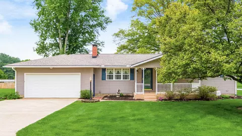 5220 Airwood Dr, Zanesville, OH 43701