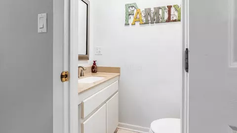 Bath - 50 Barton Pl, Hebron, OH 43025 photo 2 of 4
