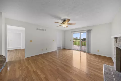 Living - 2672 Gooding Rd, Marion, OH 43302 photo 4 of 10