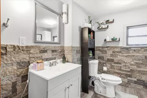 Bath - 6055 Prairie Rd, Springfield, OH 45502 photo 2 of 3