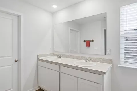 Bath - 487 Faulkner Dr, Lithopolis, OH 43136 photo 3 of 5
