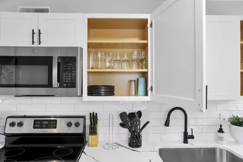 Kitchen - 3237 E 12th Ave, Columbus, OH 43219 photo 4 of 7