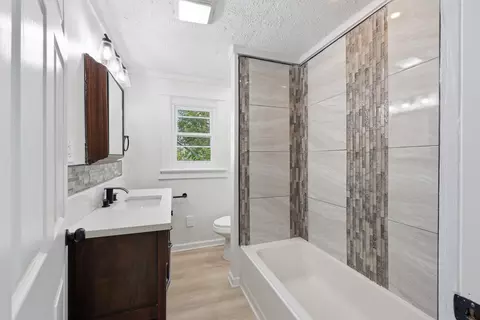 Bath - 2584 Eakin Rd, Columbus, OH 43204 photo 1 of 1
