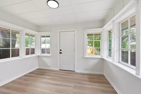 Entry Way - 2584 Eakin Rd, Columbus, OH 43204 photo 2 of 3