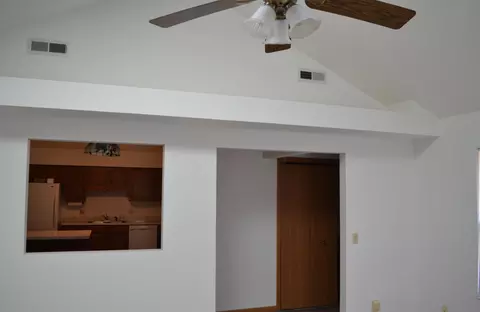 Living - 5866 Oldham Dr, Springfield, OH 45503 photo 5 of 6