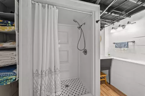 Bath - 166 E Welch Ave, Columbus, OH 43207 photo 4 of 4