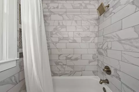 Bath - 166 E Welch Ave, Columbus, OH 43207 photo 3 of 4