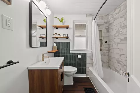 Bath - 166 E Welch Ave, Columbus, OH 43207 photo 1 of 4