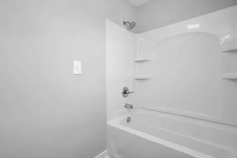 Bath - 485 N Pickaway St, Circleville, OH 43113 photo 6 of 6