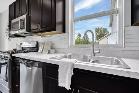 Kitchen - 2989 Wolfbirch Dr, Columbus, OH 43231 photo 4 of 5