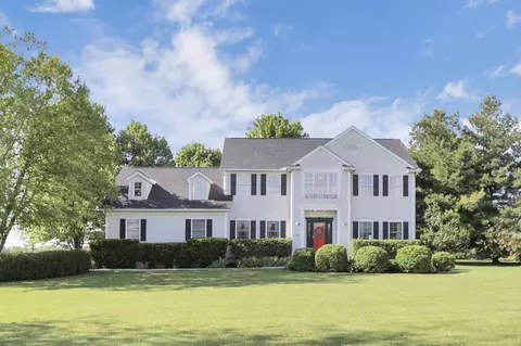 104 Grand Pointe Dr, Hebron, OH 43025