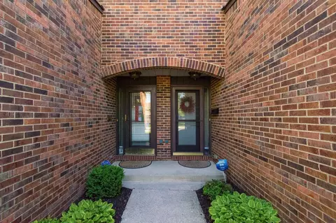 4528 Carriage Hill Ln, Columbus, OH 43220