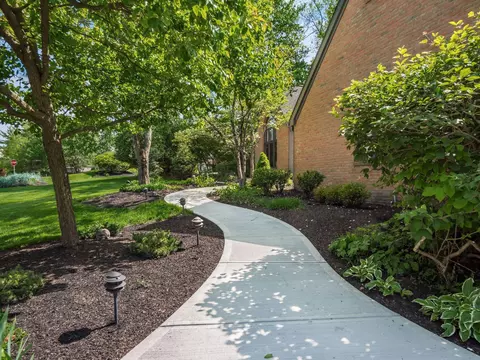 Exterior - 8403 Beeswing Ct, Dublin, OH 43017 photo 8 of 8