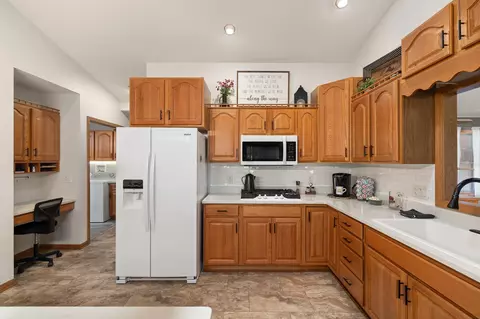 Kitchen - 618 Linden Ln, Willard, OH 44890 photo 3 of 4
