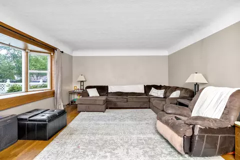 Living - 492 Forest Lawn Blvd, Marion, OH 43302 photo 3 of 3